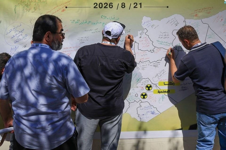 Participants at Fifth ‘Syrians Talk’ Forum Sign ‘Syria’ Mural