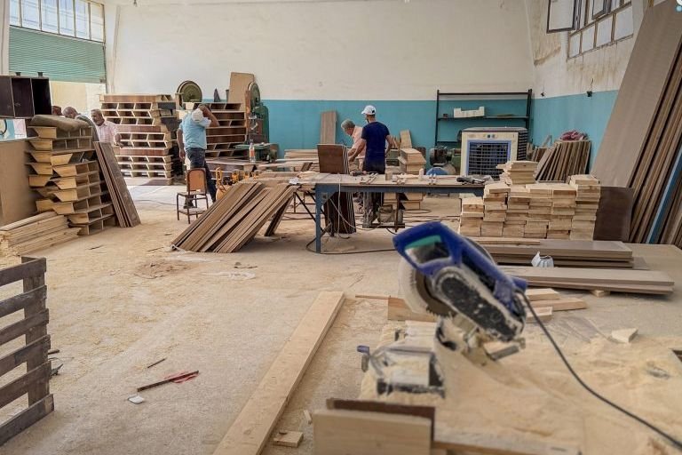 Raqqa Education Directorate Produces 5,000 New School Desks