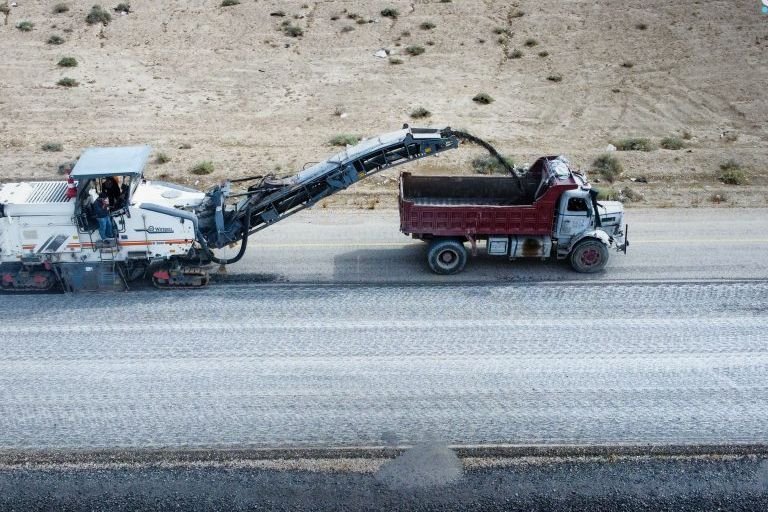 Road Maintenance Work Begins on Deir ez-Zor–Al-Mayadin Route